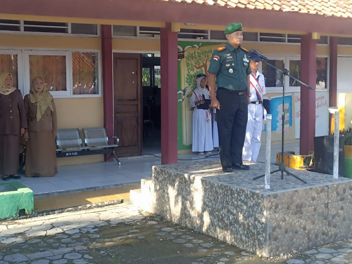 Danramil 0620-01 / Gunung Jati Menjadi Inspektur Upacara dan Berikan Pembinaan Kedisiplinan di SMPN 2 Gunung Jati