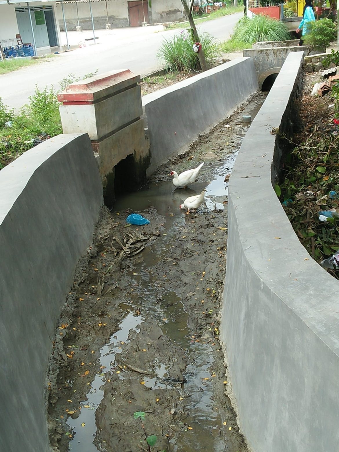 Proyek Saluran Drainase di Desa Cenang Songgom Selesai, tetapi Diduga Menyimpan Masalah