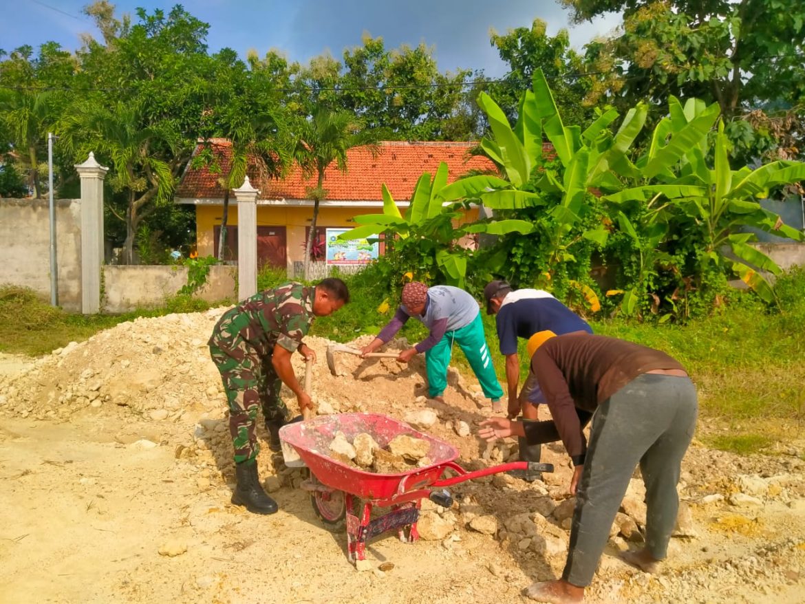 Babinsa Koramil 0829-12/Modung Gelar Karya Bakti Bersama Warga di Desa Patereman