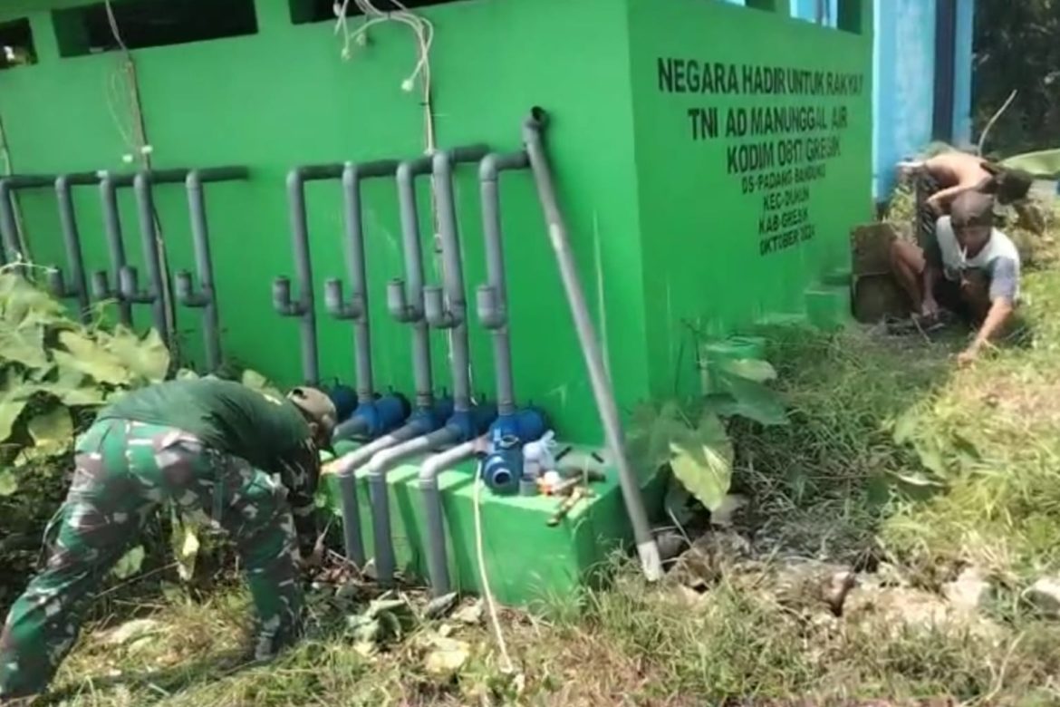 Karya Bakti Babinsa Dukun Dukung Ketahanan Pangan Melalui Pembersihan Saluran Irigasi