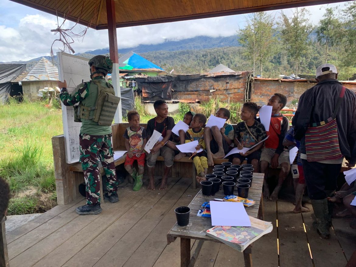 Dari Balai ke Mimpi, Personil Satgas TNI “Serda Marwan” Menyalakan Lentera Ilmu untuk Anak Papua