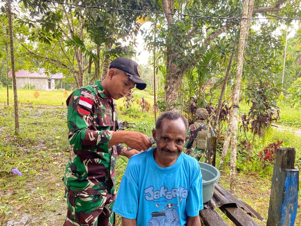 Pengabdian Tanpa Batas, Satgas Yonif 131/Brajasakti Berikan Pelayanan Pangkas Gratis untuk Warga Papua