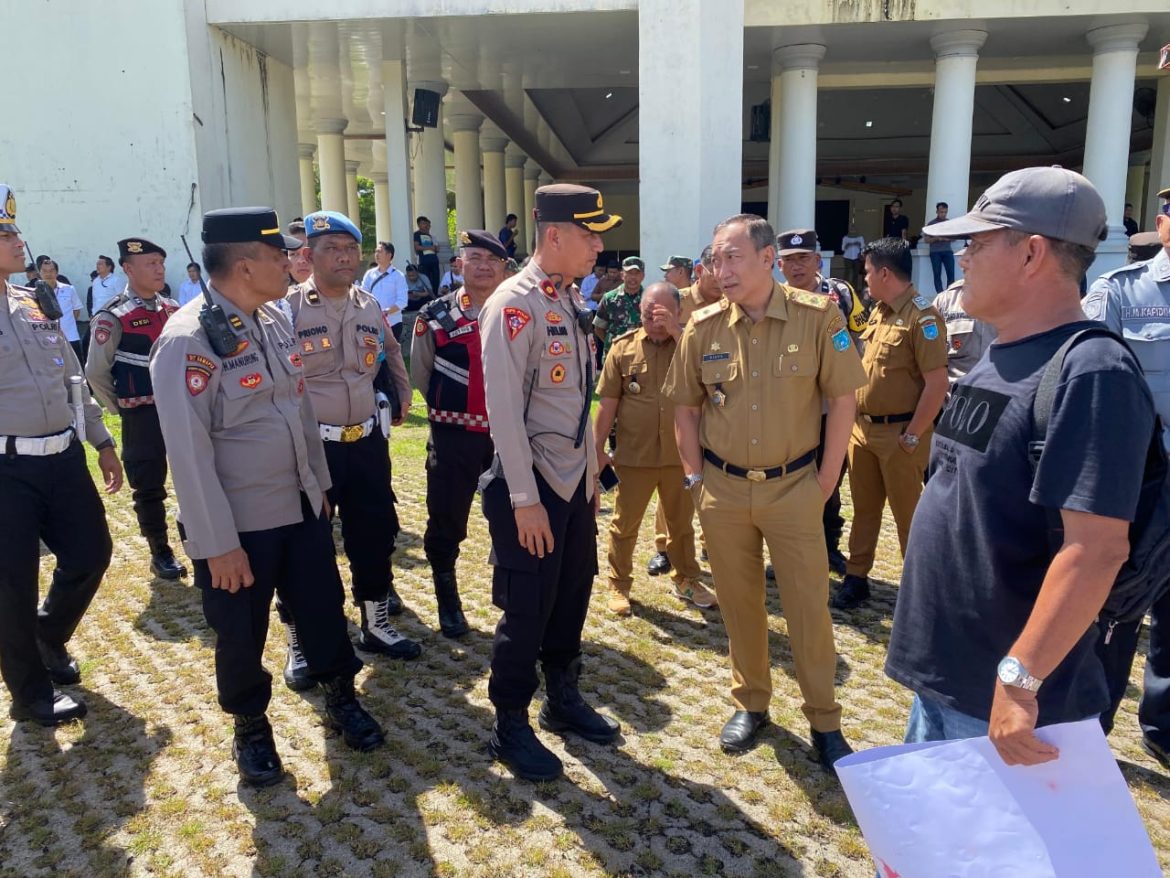 Polres Ogan Ilir dan Polsek Indralaya Kawal Ketat Pelaksanaan Aksi Damai Serikat Tani Pembaharu di Kantor Bupati Ogan Ilir