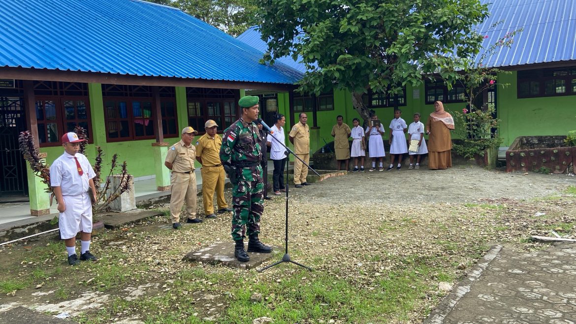 Menanamkan Jiwa Nasionalisme kepada pelajar di perbatasan RI-PNG, Satgas Yonif 131/Brajasakti Melatih Murid SD Inpres Skow Sae Upacara Bendera