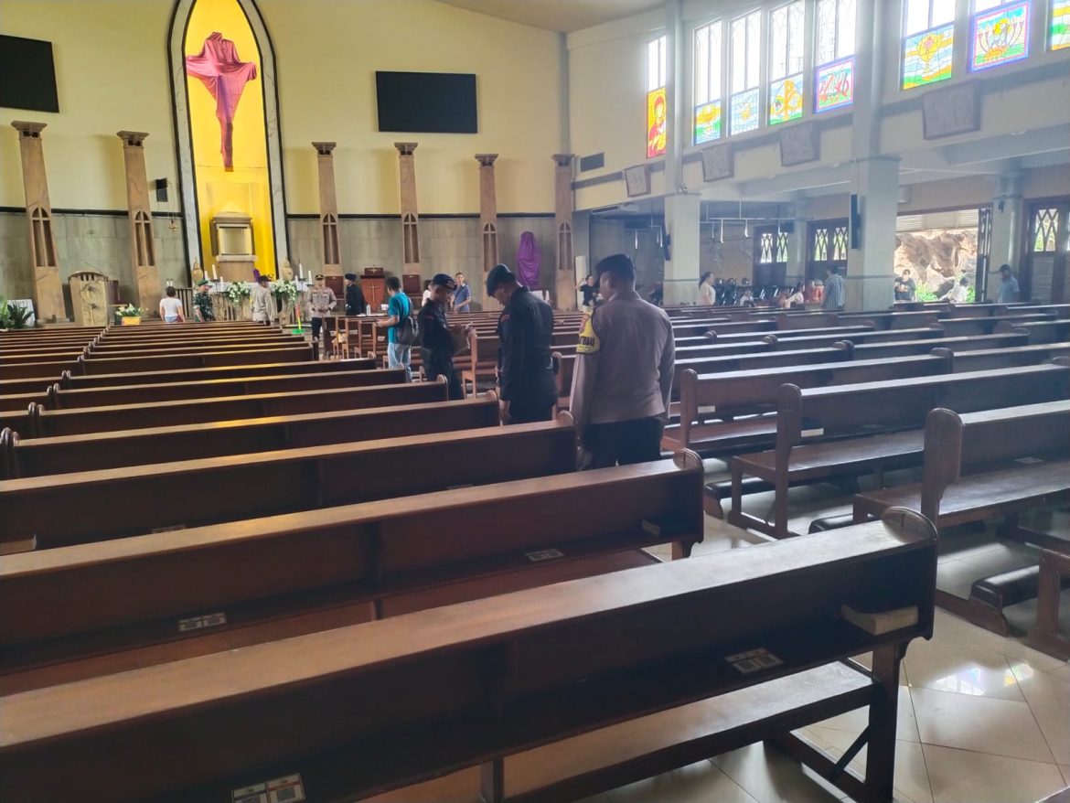Pengamanan Ibadah Paskah 2025 di Surabaya: Polsek Wonocolo dan Tim Gegana Lakukan Sterilisasi di Gereja