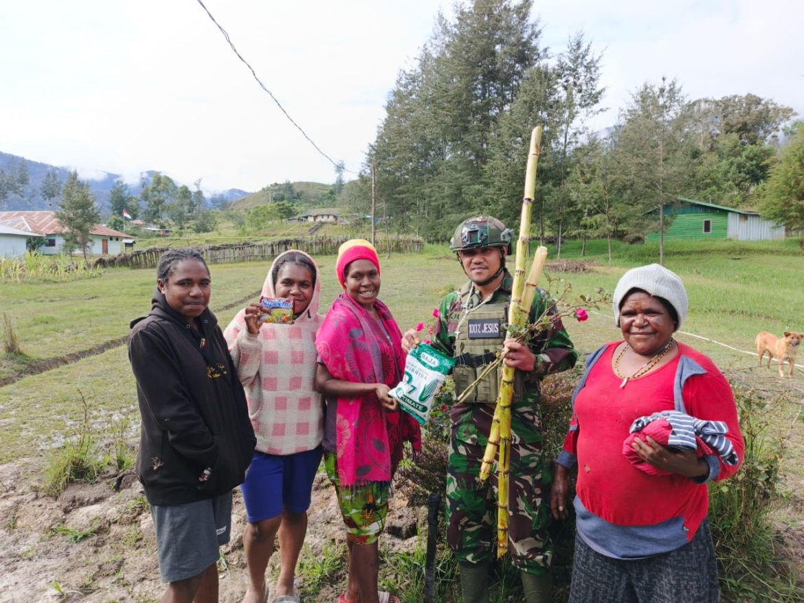 Semangat Paskah: Satgas TNI Tanam Harapan Lewat Bibit Jagung dan Sayur