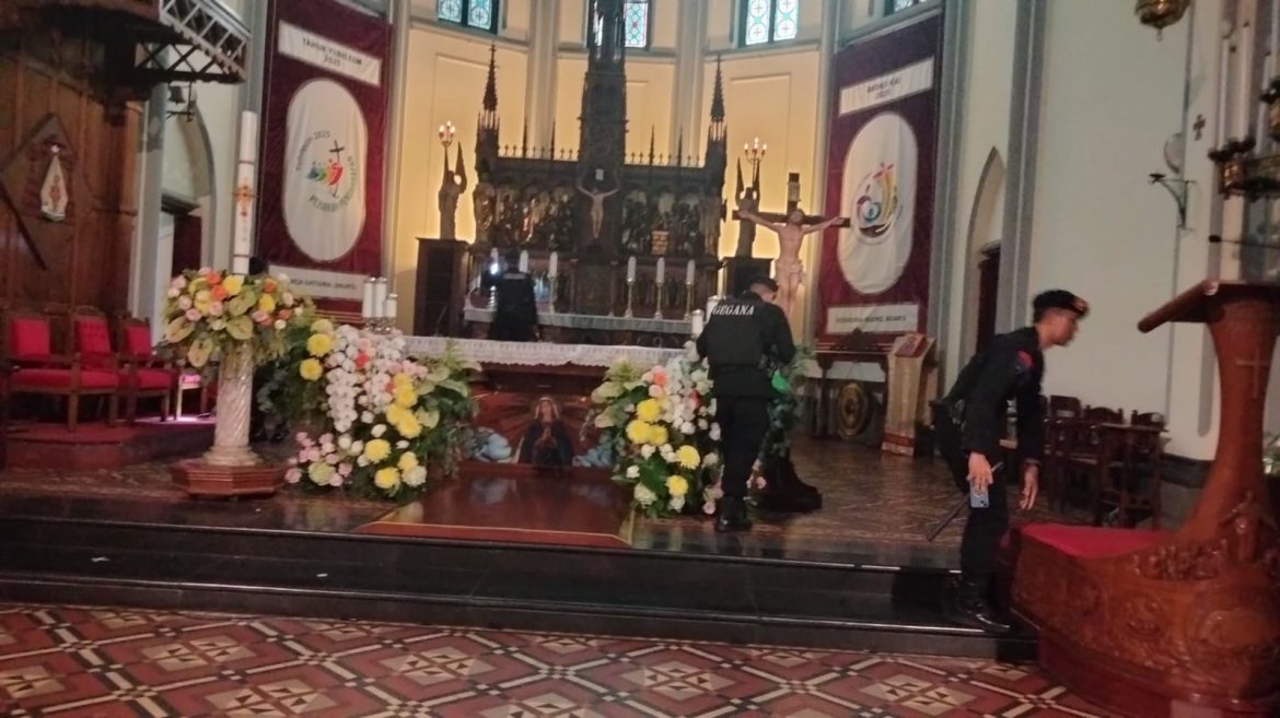 Polisi Amankan Ibadah Paskah di Gereja Katedral Jakarta