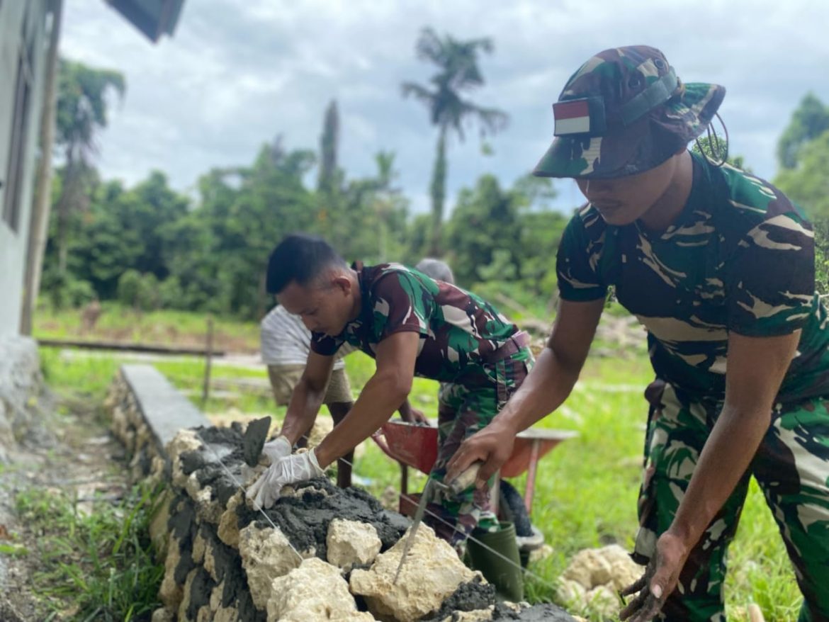 Dengan Semangat Gotong Royong, Satgas Pamtas RI-PNG Yonif 131/Brajasakti Bersama Warga Bangun Gereja di Perbatasan Papua