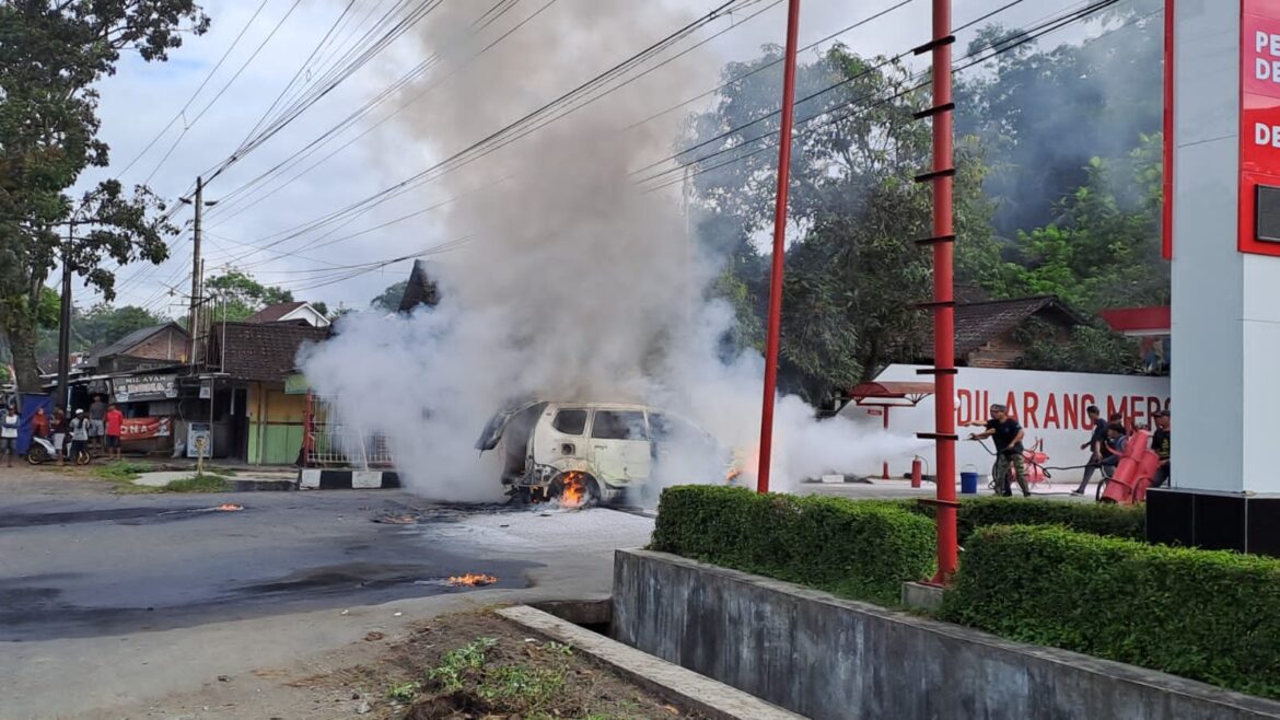 Mobil Sarat Jerigen Meledak di SPBU Secang, Dua Petugas Terluka dan Avanza Ludes Terbakar