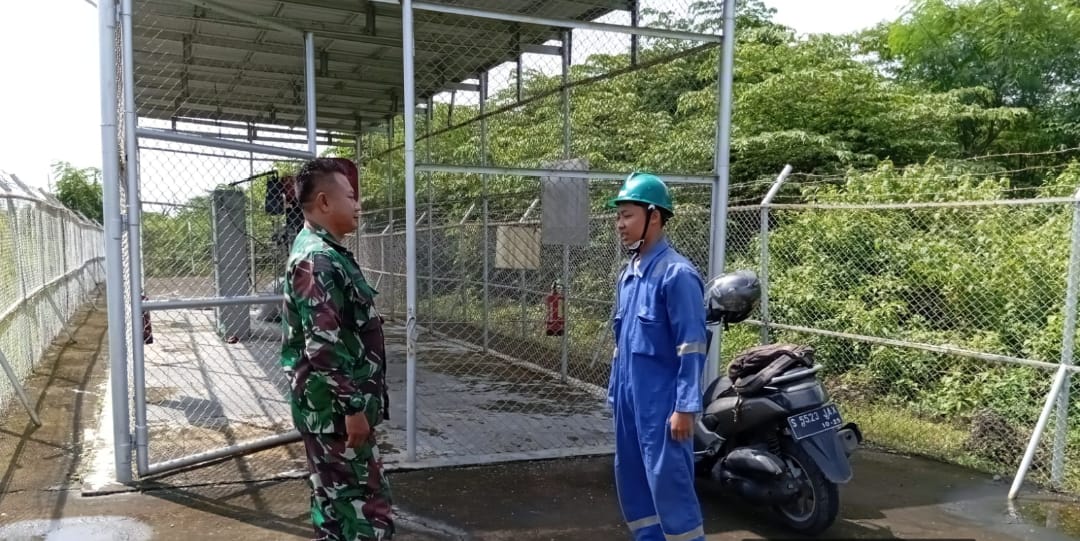 Babinsa Koramil 0817/11 Duduksampeyan Laksanakan Patroli dan Komsos di Sekitar Objek Vital Nasional