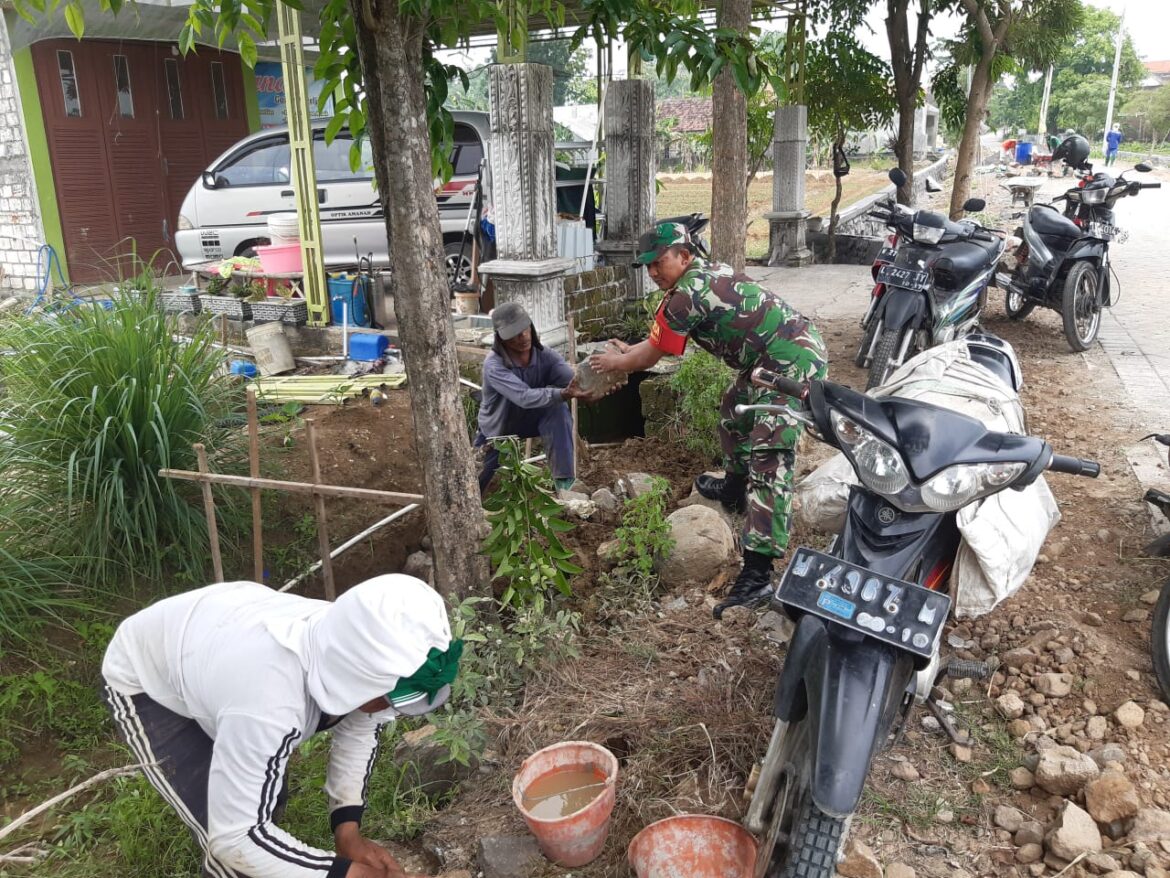 Babinsa Koramil 0817/03 Kedamean Bersama Warga Slempit Gelar Karya Bakti Bangun Tanggul Penahan Tanah