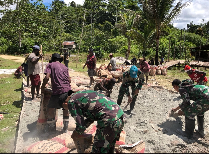 Gotong Royong Bersama Warga, Satgas Yonif 762/VYS Perbaiki Jalan Kampung Subin