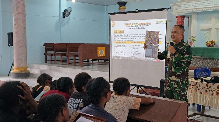 Cegah Bahaya Narkoba, Satgas Yonif 131/Brajasakti Beri Penyuluhan kepada Remaja Gereja GKII Tehupa Skow Sae