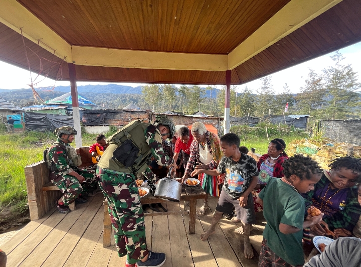 Ngopi Bareng TNI dan Warga Papua: Merajut Kedekatan di Pegunungan