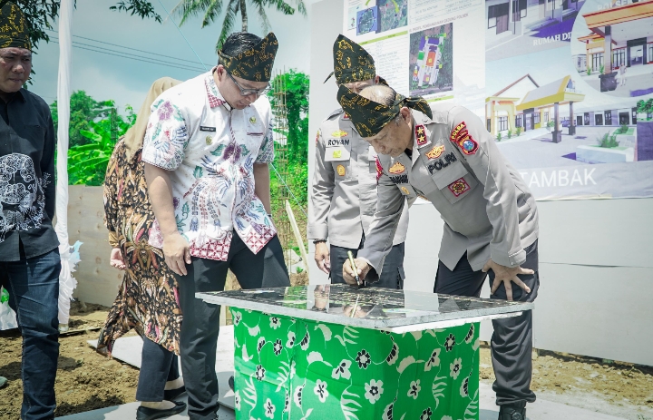 Kapolda Jatim Kunjungi Pulau Bawean Resmikan Pembangunan Mapolsek Tambak