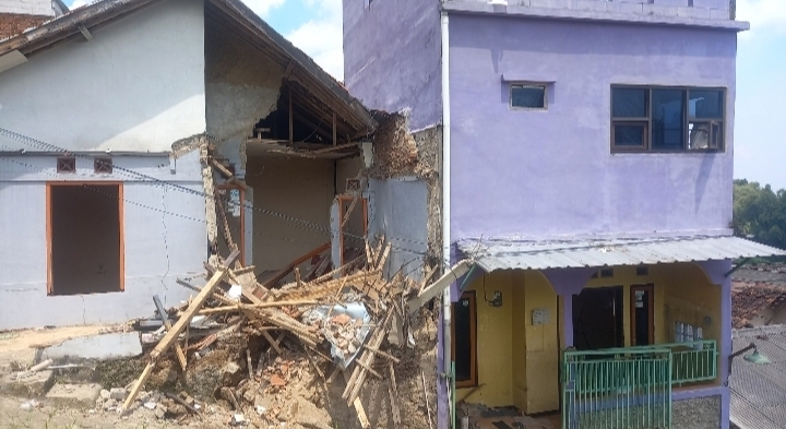 Pemilik Rumah Mengungsi Akibat Tanah Lonsor, Warga Diminta Waspada   
