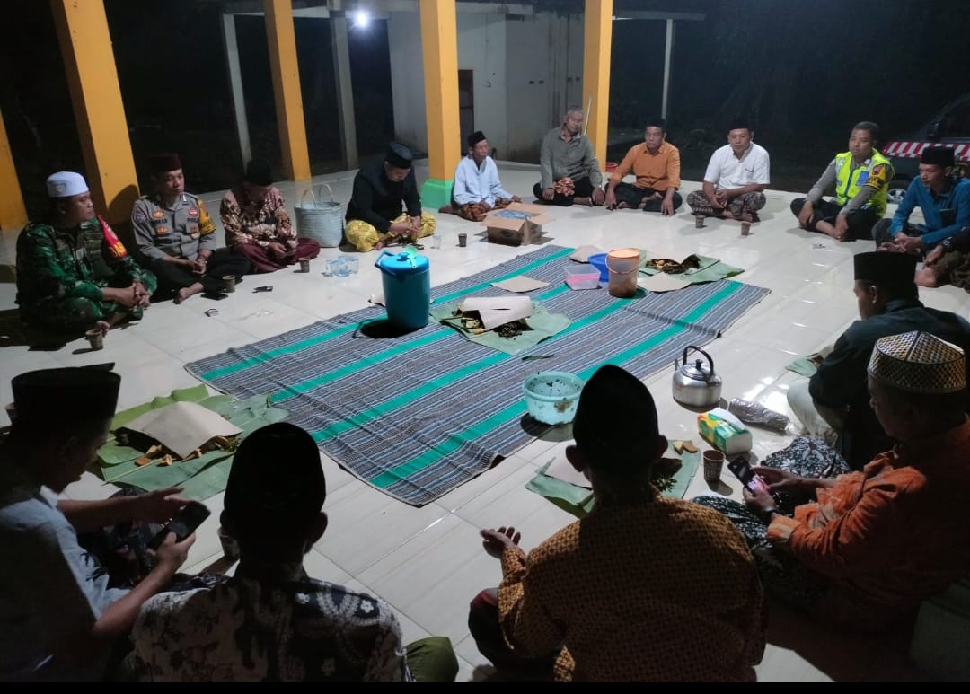 Babinsa Blingoh Serda Kenang Hadiri Acara Adat Selapanan Jelang Sedekah Bumi