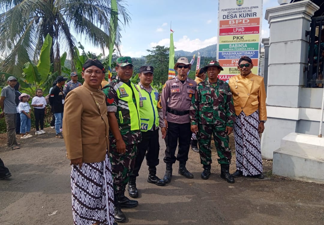 Koramil 08 / Keling Amankan Festival Tlandik Sedekah Bumi di Desa Kunir, Wujudkan Kemanunggalan TNI-Rakyat