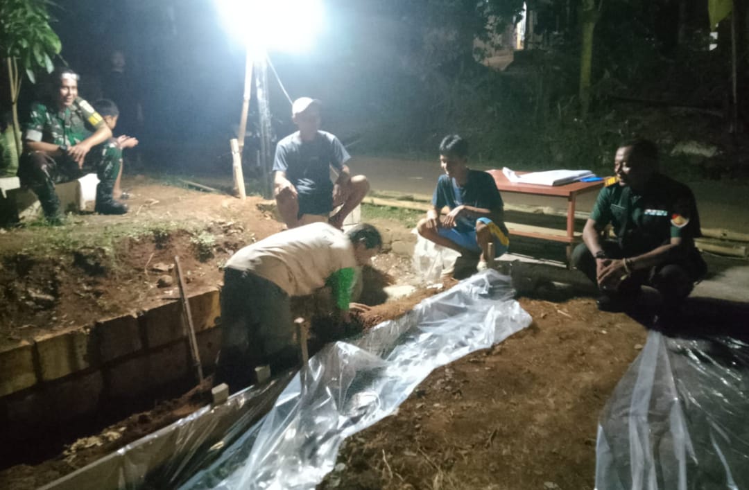 Semangat Membara! Prajurit Kodim 0719 / Jepara Tak Kenal Lelah Bangun Gapura TMMD ke-124