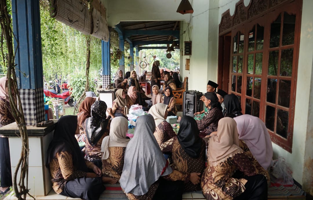 Satgas TMMD Reguler ke-124 Kodim 0719 / Jepara ‘Nyawiji’ dalam Tradisi Apeman Warga Kecapi