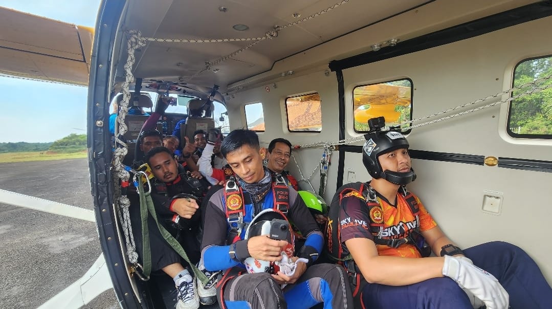 Sinergi Sat Polair Polres Jepara Bersama Ditpolair Polda Jateng Amankan Event Terjun Payung Internasional di Karimunjawa