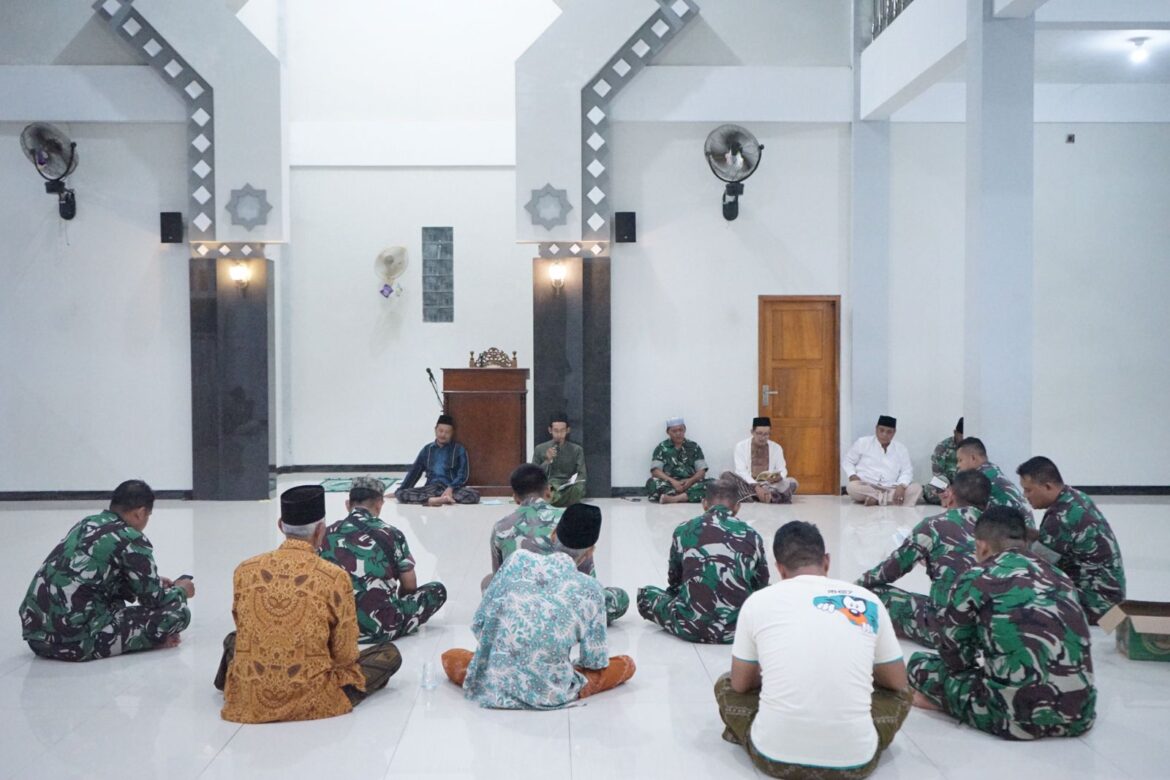 Wujudkan Kebersamaan Spiritual, Satgas TMMD Reguler ke-124 Kodim 0719 / Jepara dan Warga Gelar Yasinan Rutin di Masjid Nurul Huda