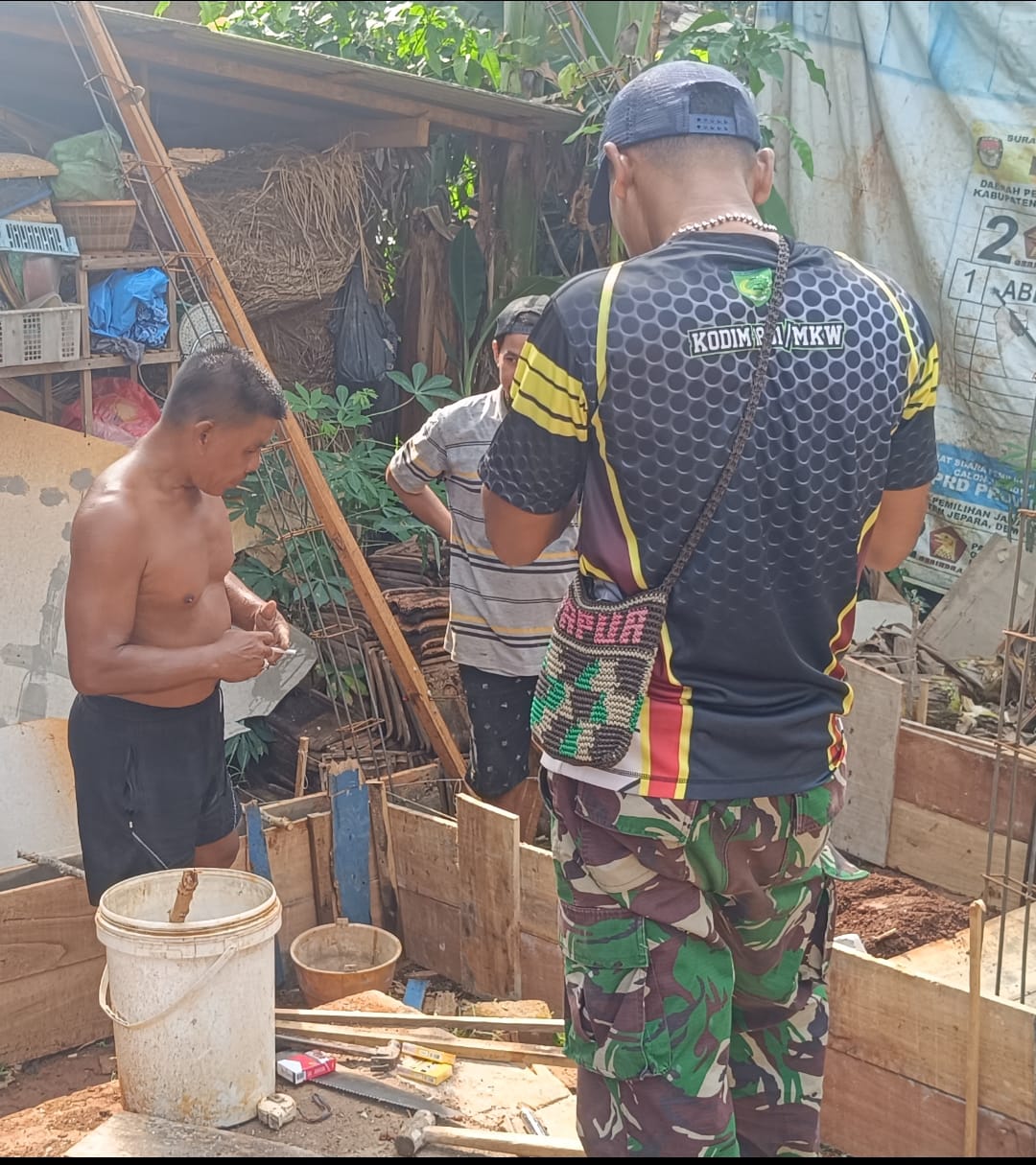 Baju Dilepas, Semangat Tak Luntur: Potret Prajurit TNI Bangun Rumah di Tengah Terik dalam TMMD Jepara