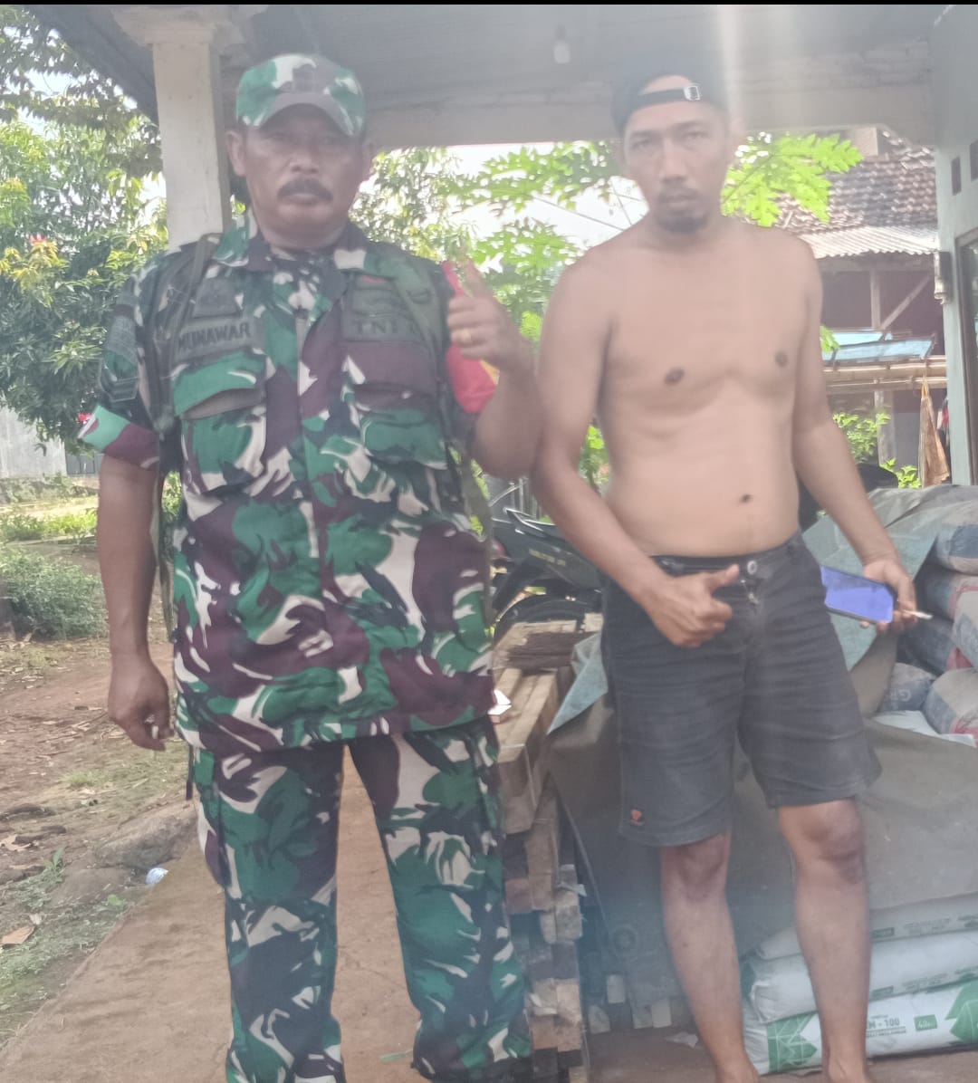 Dengan Hati dan Aksi, Sertu Munawar Satukan Warga Kecapi dalam TMMD Reguler ke-124