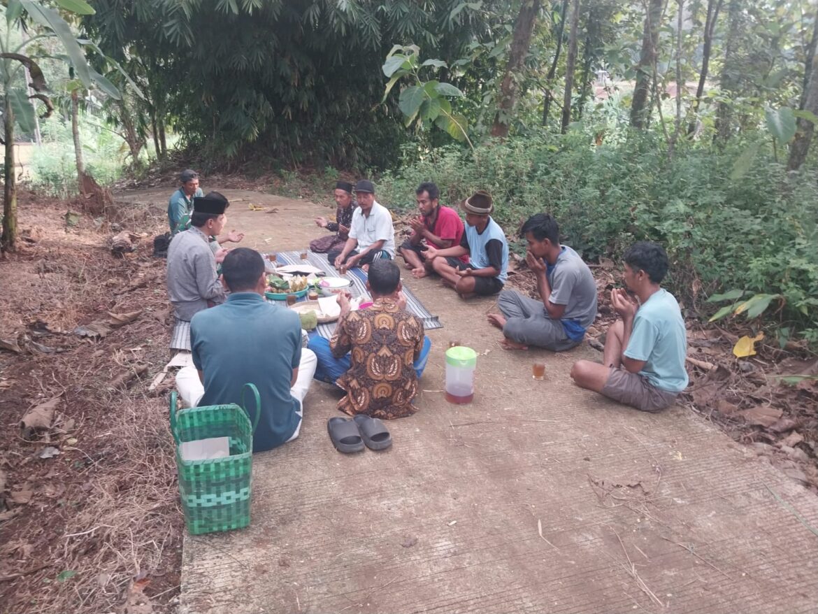 Warga Dukuh Krajan Gelar Selamatan Awal Pembangunan Sumur Irigasi Ketiga dalam TMMD Reguler ke-124 di Desa Kecapi