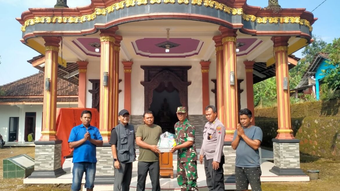 Danramil 08 / Keling Bersama Forkopimcam Serahkan Bingkisan Hari Raya Waisak ke Sejumlah Vihara di Kecamatan Keling