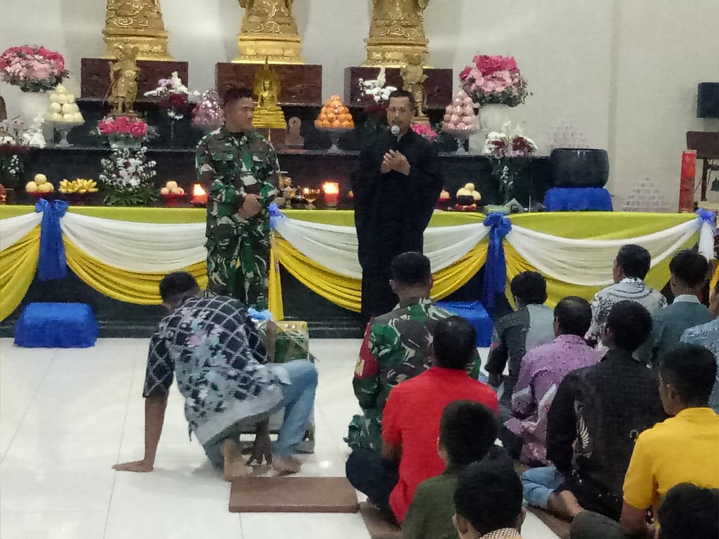 Danramil 09 Mlonggo Bersama Anggota  Bagikan Parsel Waisak ke Wihara di  Kecamatan Pakis Aji