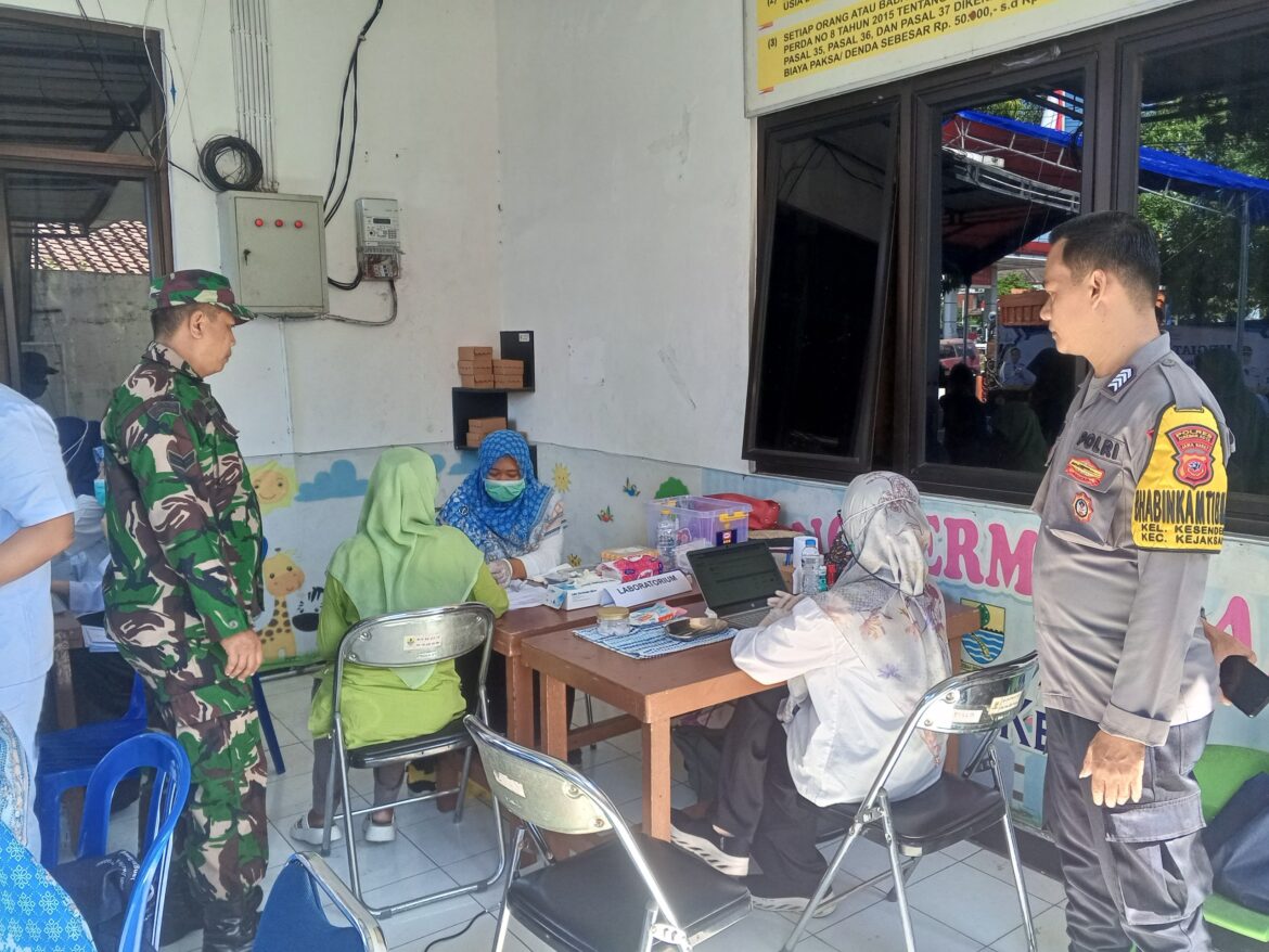 Sinergitas Babinsa dan Bhabinkamtibmas Monitoring Kegiatan Bakti Sosial di Kantor Kelurahan Kesenden