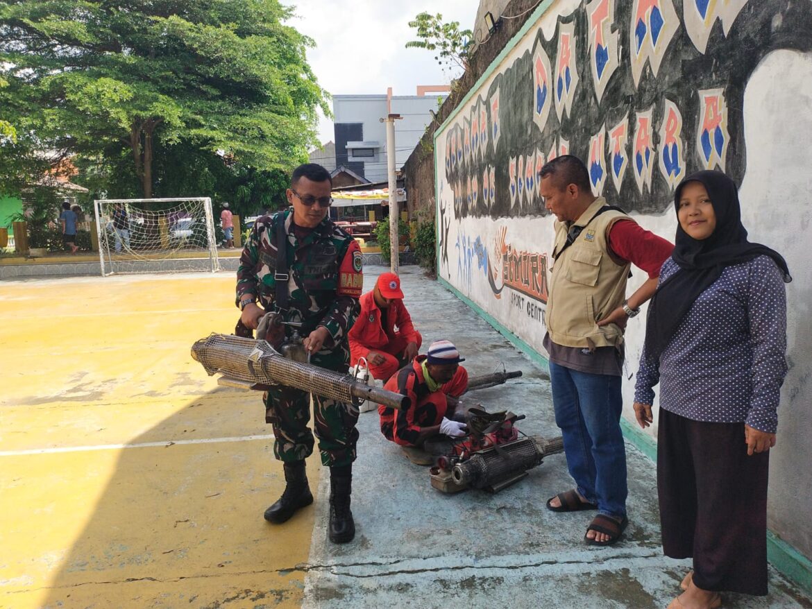 Babinsa Kelurahan Drajat Dampingi Kegiatan Fogging di RW 06 Simaja Utara