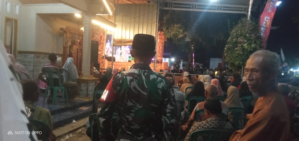 Babinsa dan Bhabinkamtibmas Desa Clering Amankan Kegiatan Pentas Seni Penutup Tradisi Sedekah Bumi