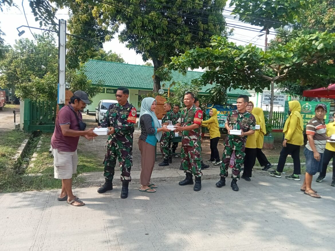 Jumat Berkah, Danramil 1402 / Harjamukti dan Ketua Persit KCK Ranting 3 Bagikan Paket Nasi Kepada Masyarakat