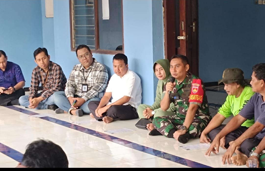 Kunjungi Kegiatan Sosial: Dansatgas TMMD Ajak Rekanan Bersihkan Masjid Al Arqom
