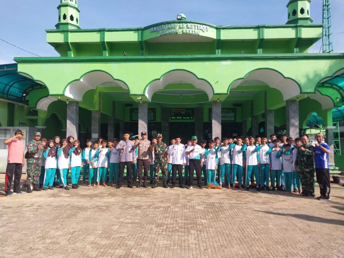 Danramil Keling Bersama Siswa MTsN 2 Jepara dan Warga Gelar Resik-Resik Masjid di Desa Jlegong