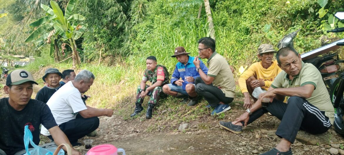 Babinsa Bucu Gelar Jumat Berkah dan Jagong Bareng Bersama Petani dan Warga di Pinggir Sungai Ngesing