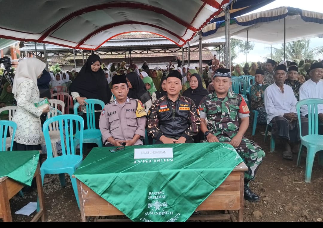 Rajut Silaturahmi, Babinsa Sumanding Hadiri Pengajian Akbar Muslimat NU-Fatayat NU di Masjid Darussalam
