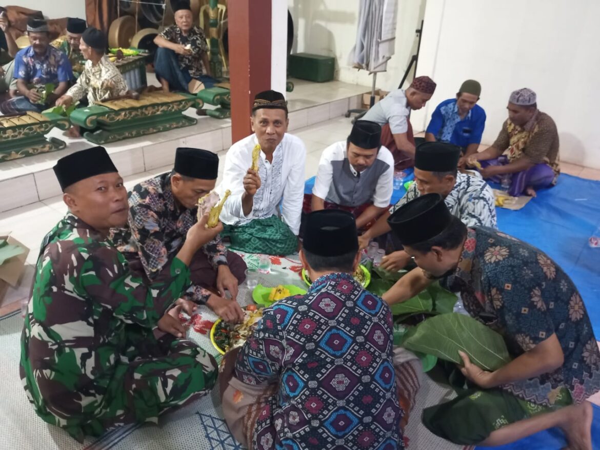Babinsa Srobyong Hadiri Malam Tirakatan Sedekah Bumi 2025, Wujud Kehadiran TNI di Tengah Tradisi Masyarakat