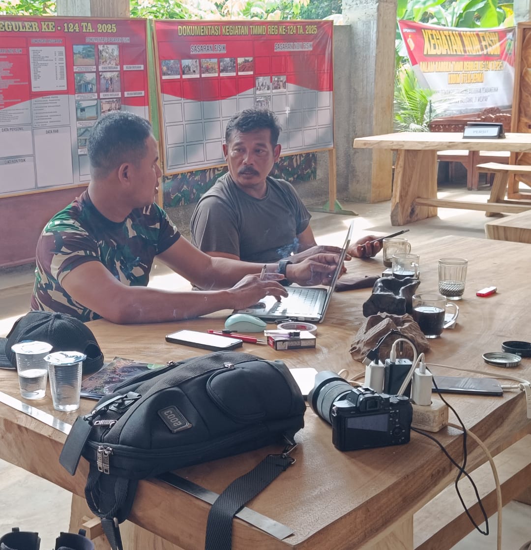 Di Tengah Padatnya Kegiatan TMMD 124, Serka Adam dan Sertu M. Munawar Gelar Diskusi Serius di Pos Kotis