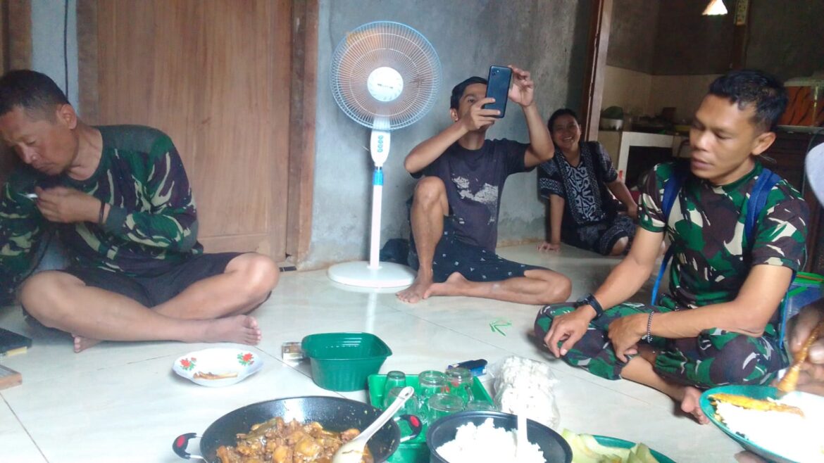 Kebersamaan Terjalin di Meja Lesehan: TMMD 124 Jepara dan Warga Makan Bareng di Lokasi RTLH