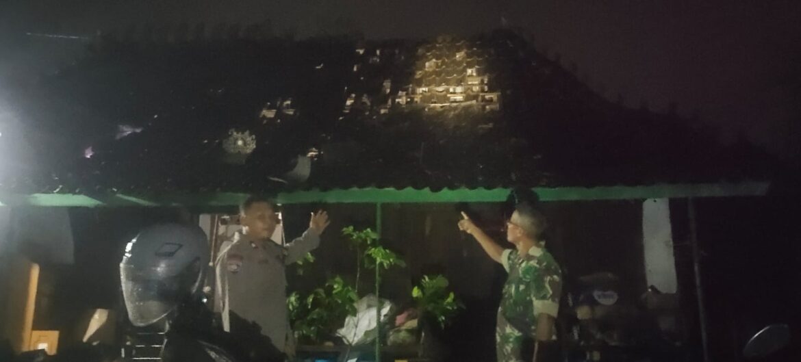 Babinsa Blimbingrejo Cek Kerusakan Rumah Warga Akibat Angin Puting Beliung