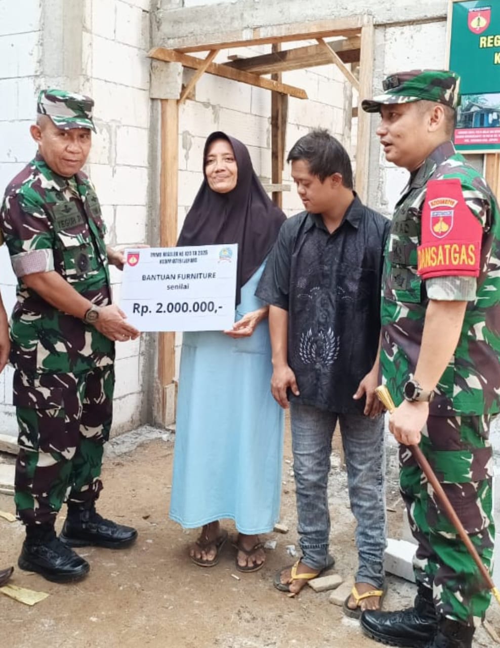 Peninjauan Pembangunan RTLH, Wasev dan Dansatgas TMMD ke-124 Serahkan Furniture Secara Simbolis