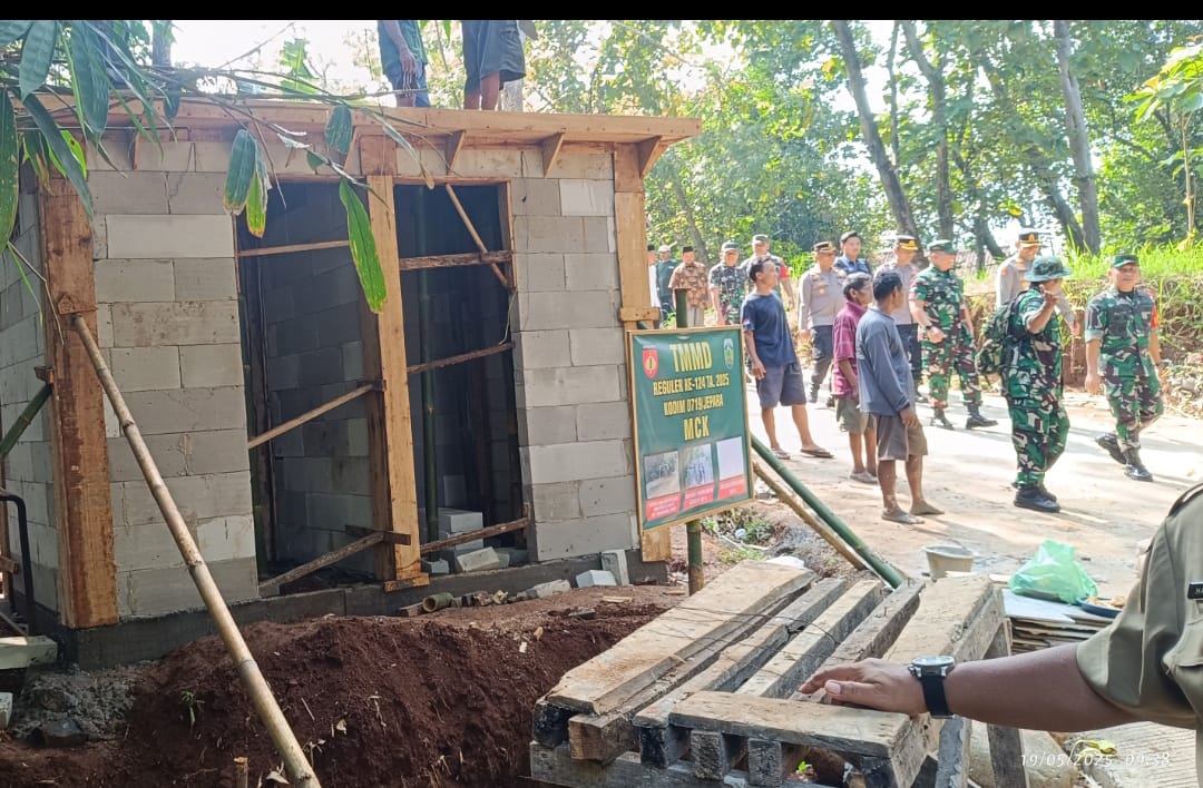 Tim Wasev dan Forkopimda Tinjau Pembuatan Kamar Mandi di Makam Sesepuh Desa Kecapi