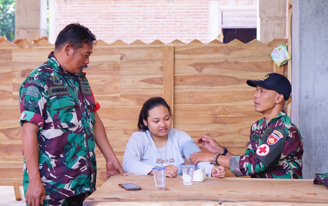 Tim Kesehatan Pos Kotis TMMD Reguler ke-124 Kodim 0719 / Jepara Berikan Pelayanan Kesehatan kepada Warga Desa Kecapi