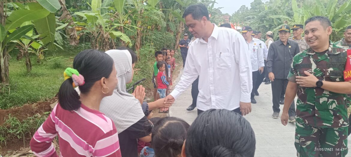 Ibu-Ibu dan Anak-Anak Berebut Salaman, Kunjungan Bupati dan Dandim di TMMD Desa Kecapi Disambut Hangat