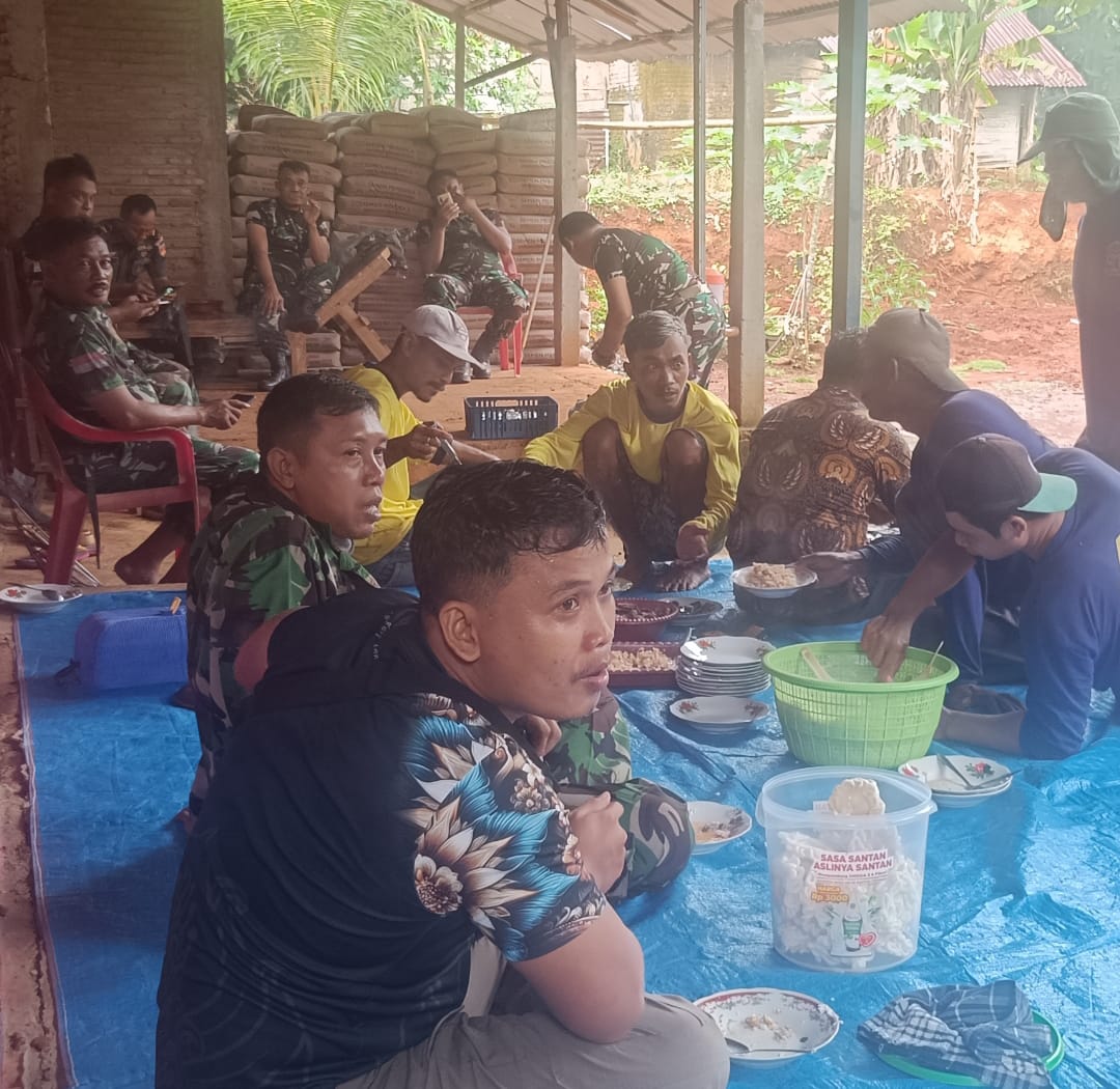 Bersama Membangun, Bersama Menikmati: Kebersamaan TNI dan Rakyat Terlihat Saat Istirahat Pengecoran Jalan