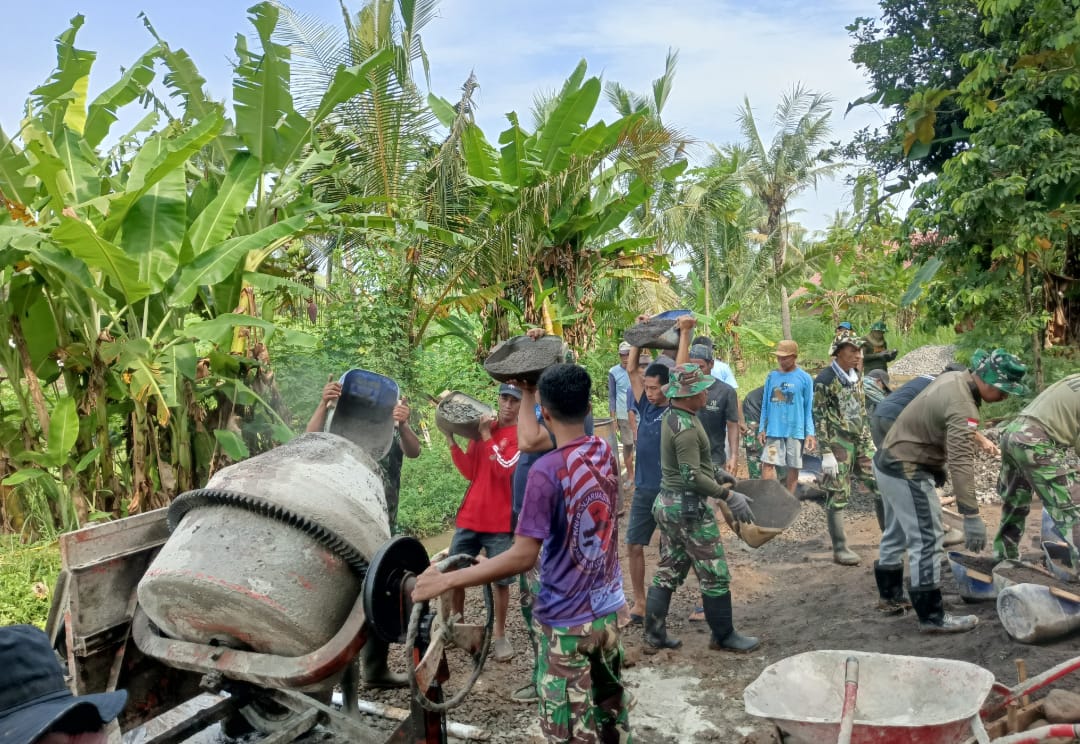 Kebersamaan dan Pengabdian TNI-Rakyat Terlihat di TMMD Reguler ke-124 Kodim 0719 / Jepara