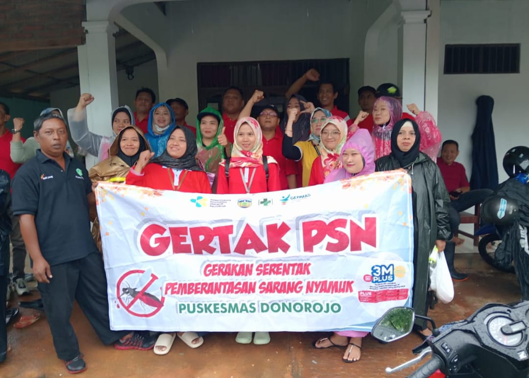 Babinsa Desa Tulakan Dampingi Pelaksanaan PSN dan Fogging untuk Cegah DBD di Dukuh Kedondong